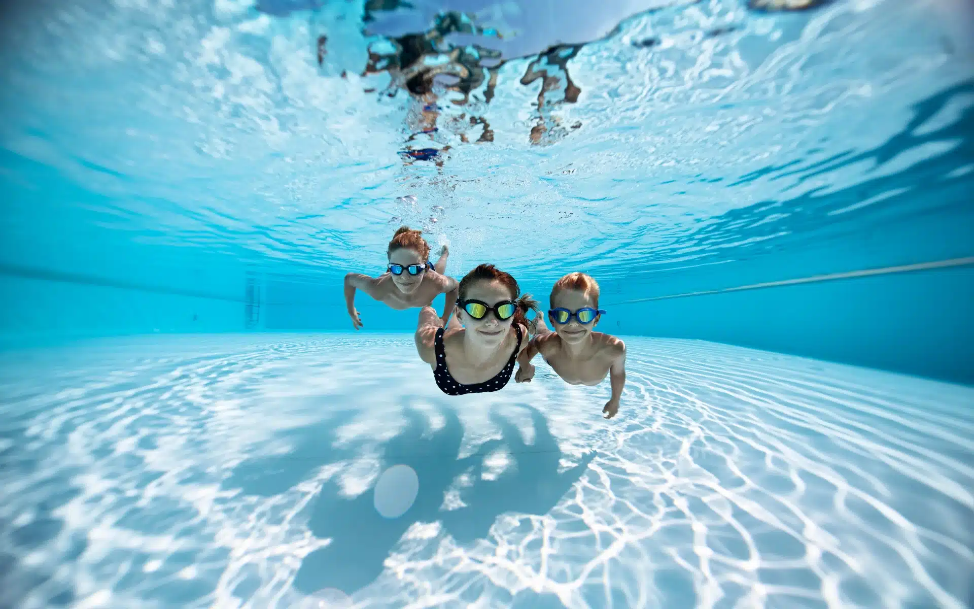 enfants sous l eau piscine