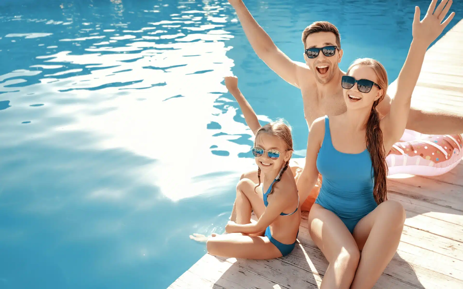 famille au bord de la piscine