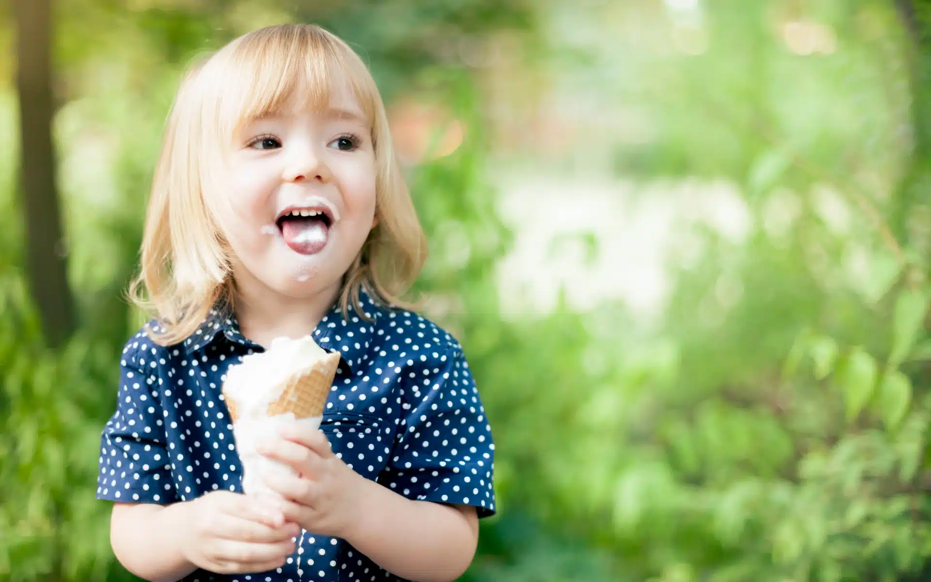 petite fille mange une glace dans la nature au camping en charente maritime